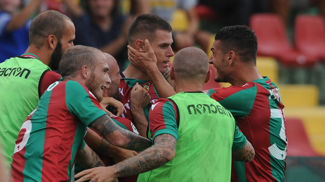 L'abbraccio dei compagni di squadra a Michele Russo, autore del gol della vittoria della Ternana sul Potenza