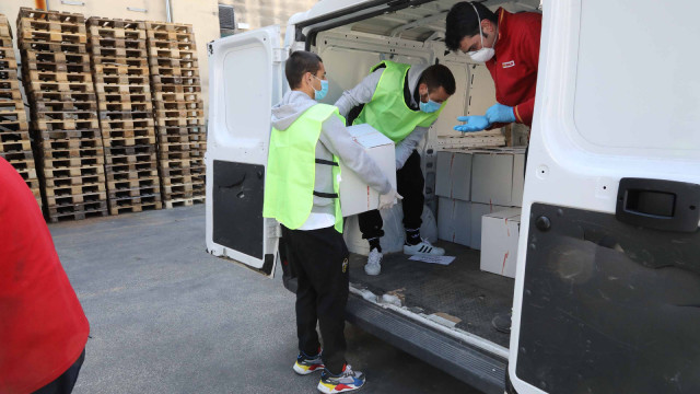 12 - Aprile - I calciatori portano i pacchi alle famiglie